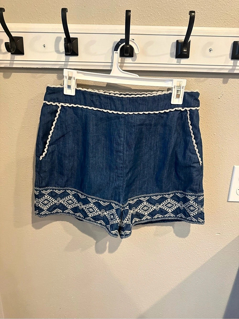 J.O.A. Embroidered Denim Shorts in Blue Size Large